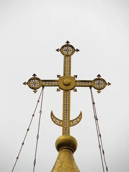 Катарский крест звезда. Накупольный крест с полумесяцем. Крест на церкви. Мусульманский крест на храме. Татар крест