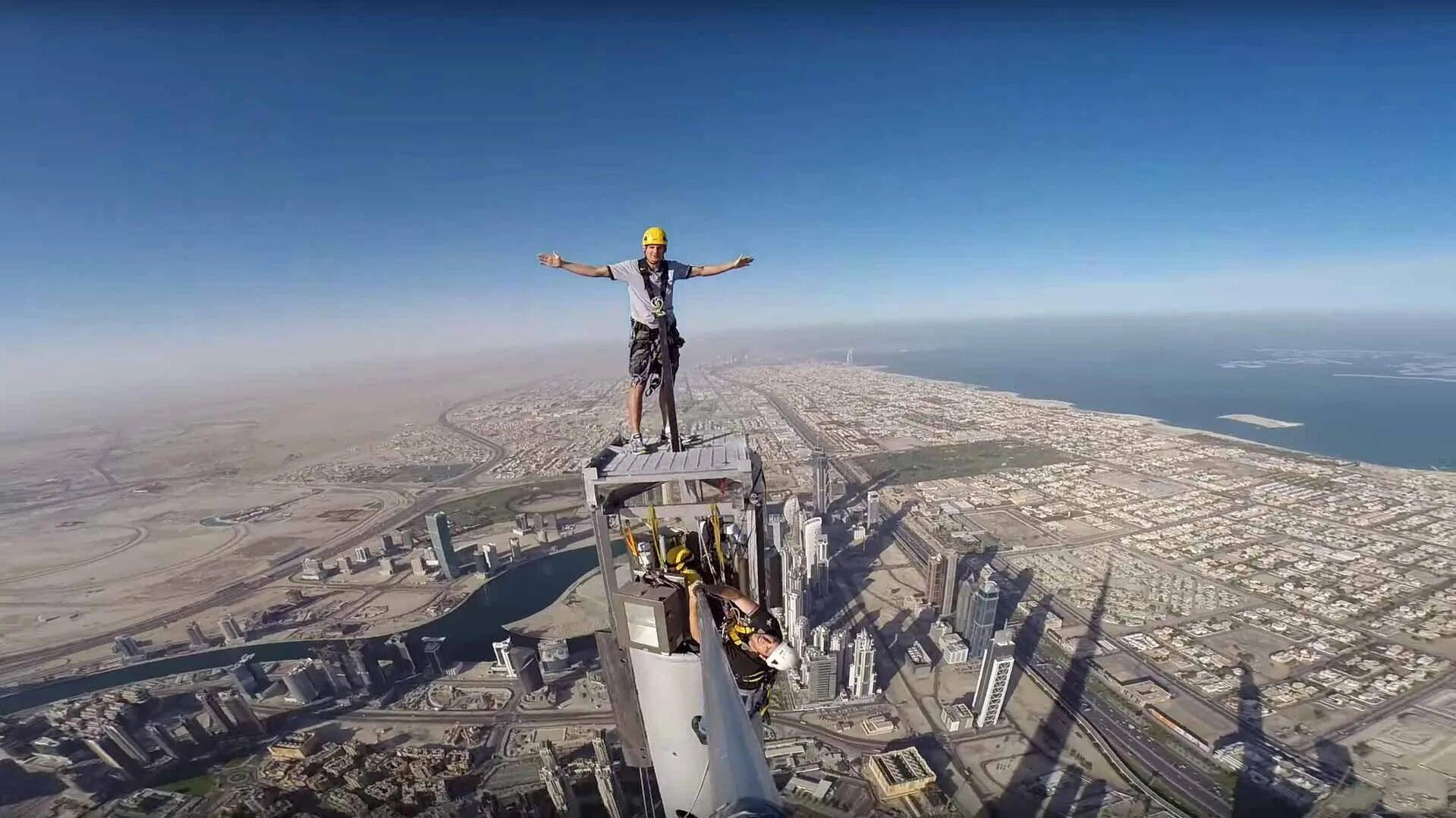 Была на самом высоком уровне. Небоскреб Бурдж-Халифа руферы. Руферы на Бурдж Халифа. Дубаи Бурдж-Халифа крыша. Бурдж Халифа высота.