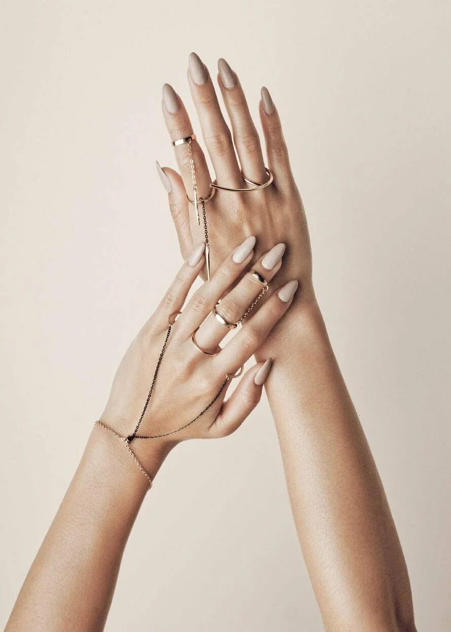 Красивая рука девочка. Красивые руки. Женская рука. Красивые женские руки. Женская рука с маникюром.