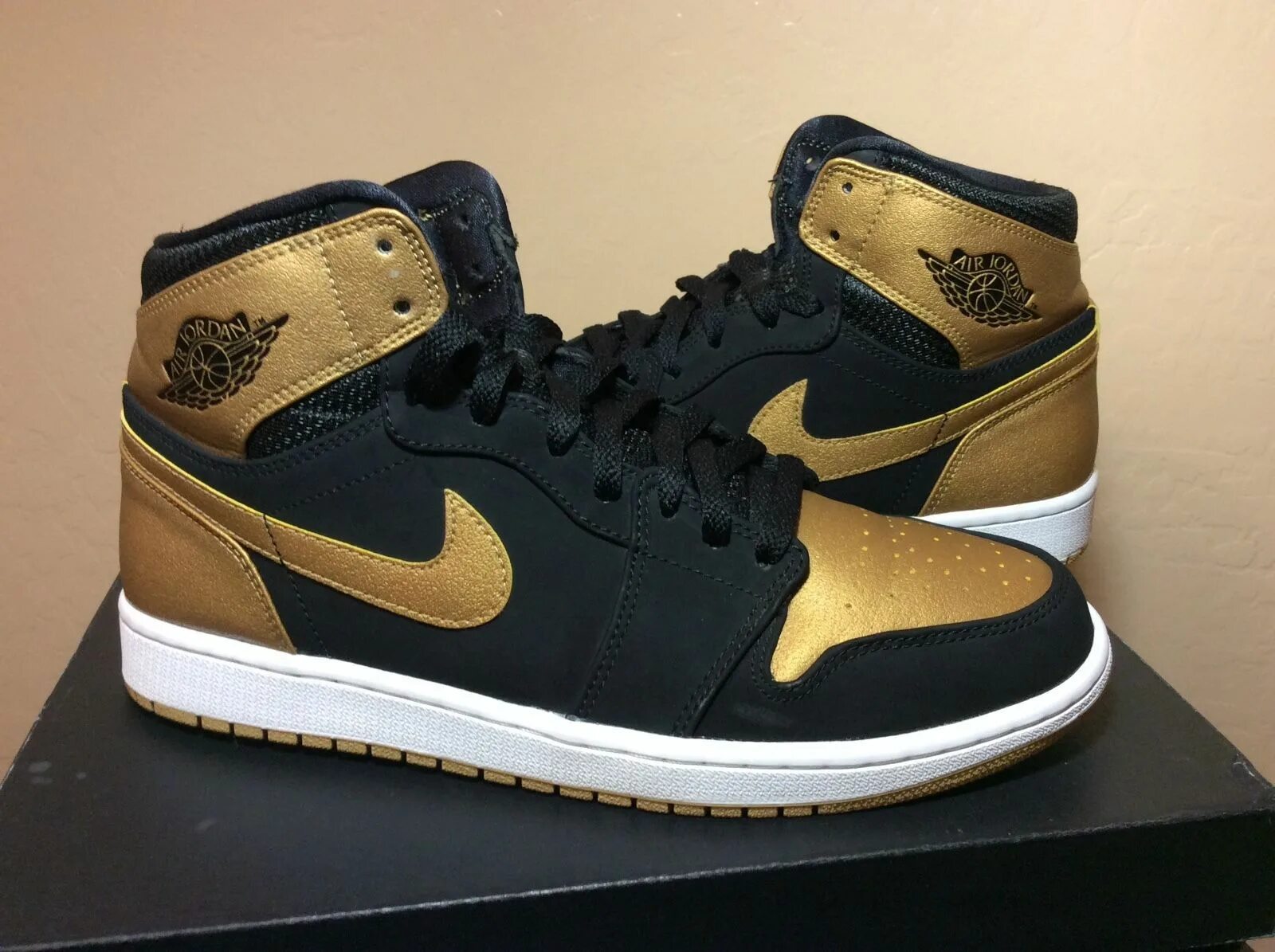 Nike Jordan Gold. Черные с золотым Air Jordan 1. Jordan Black Gold. Jordan 77.