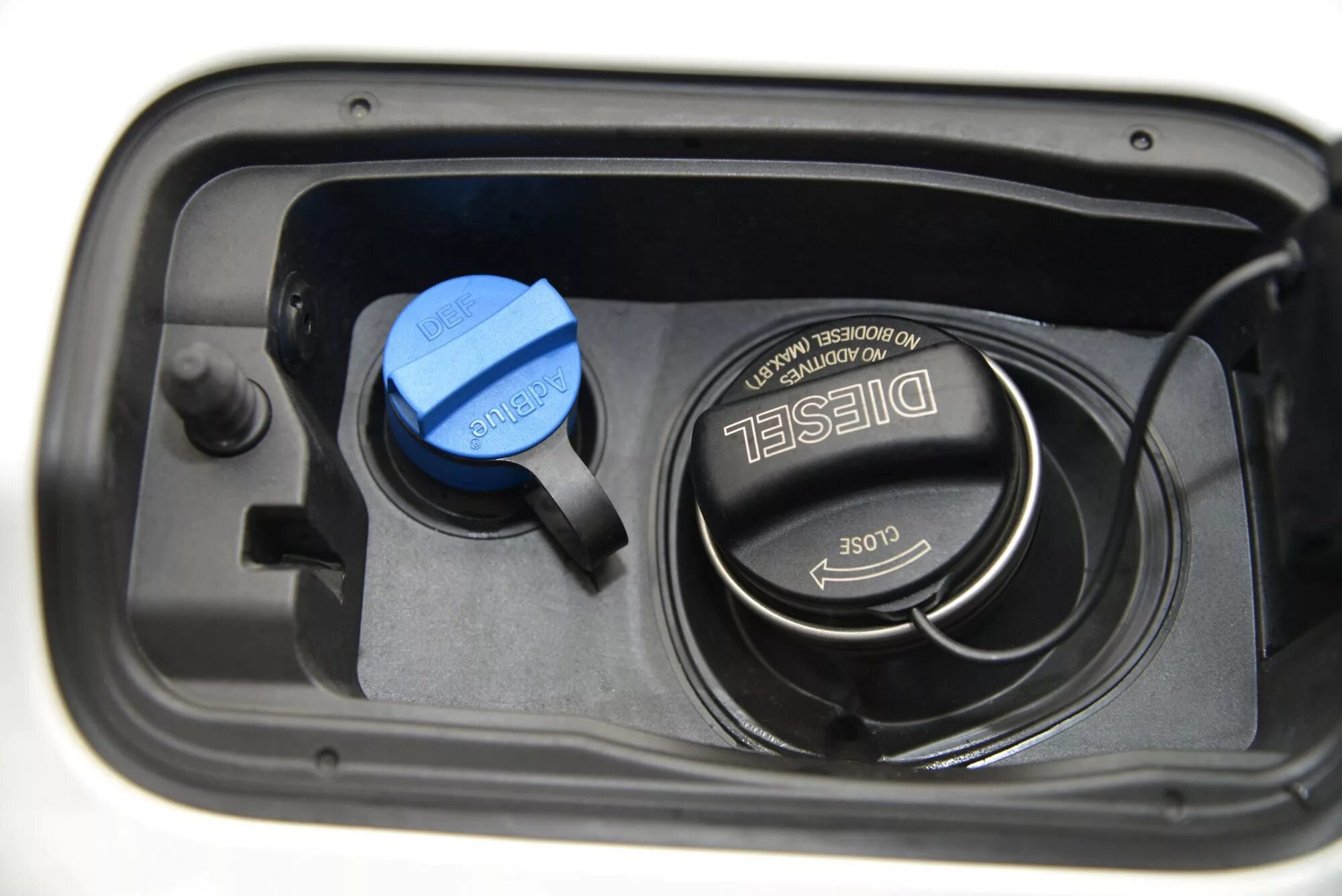 Бак бмв х3. ADBLUE BMW x5 e70. ADBLUE BMW 10l. BMW 5 ADBLUE. ADBLUE BMW горловина.