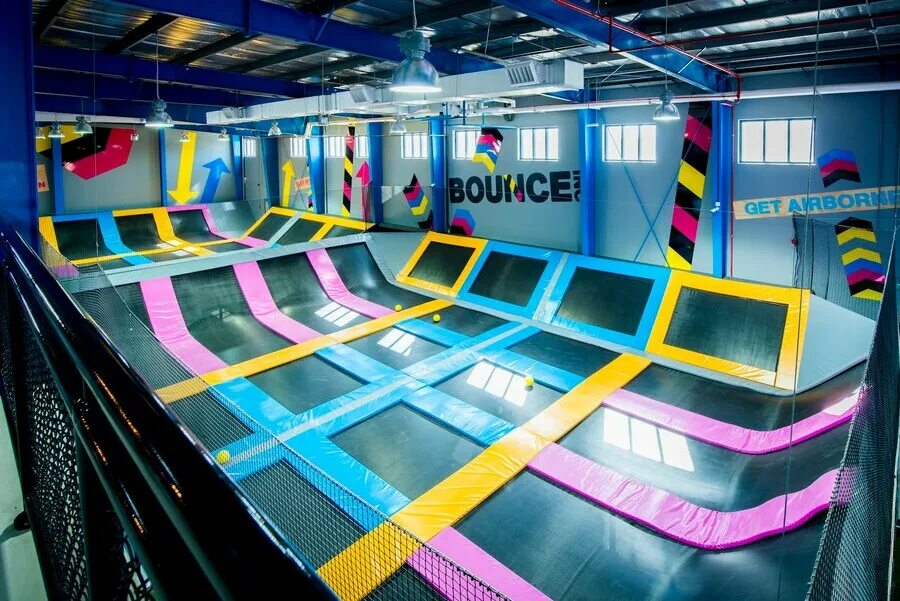Батутный центр темрюк. Батутный парк bounce dubai. батутный центр в дубае. батутная арена замания. батутный парк отрыв оренбург.