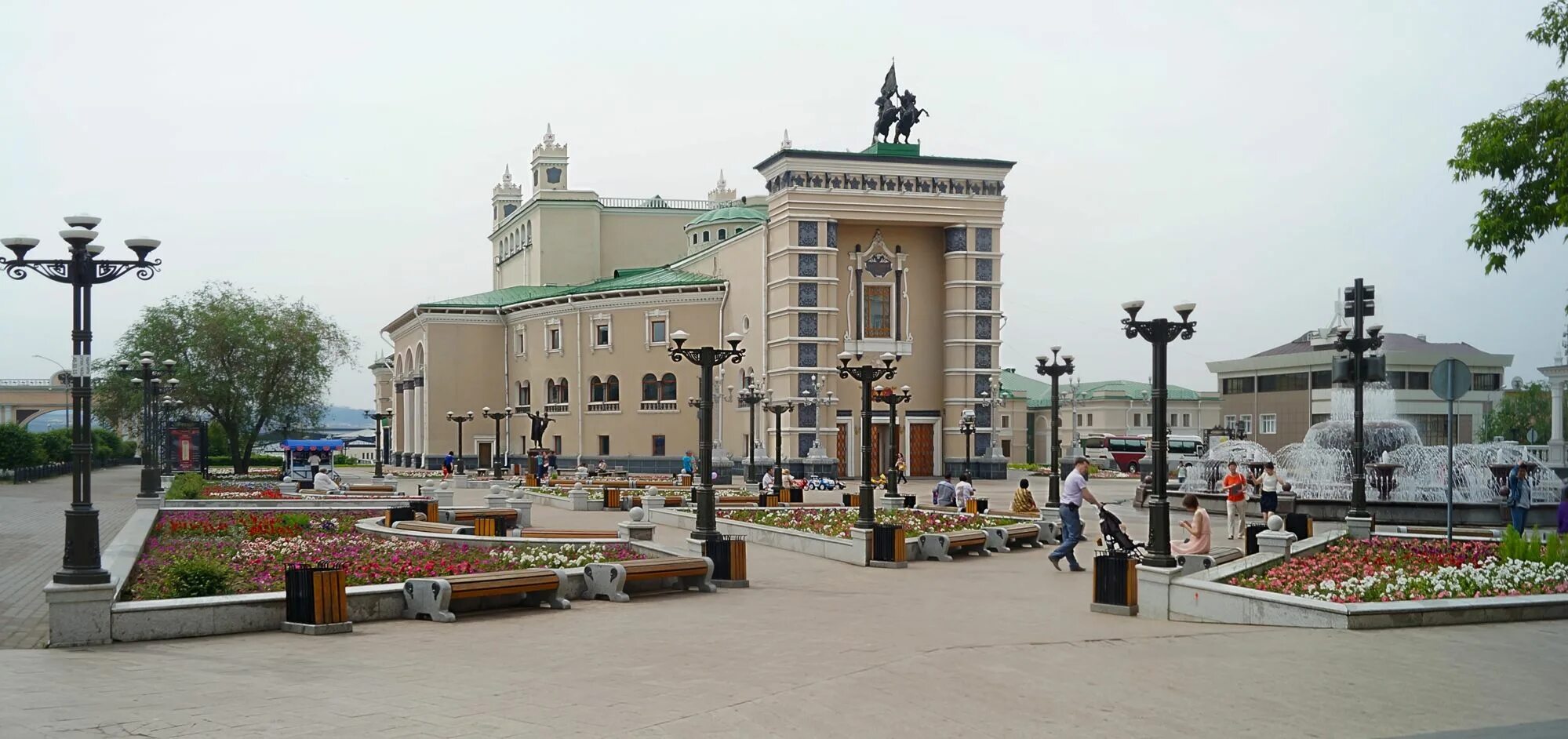 Улан удэ бесплатные. Улан-Удэ центр города. Улан-Удэ площадь города. Улан Удэ летом. Республика Улан Удэ столица.