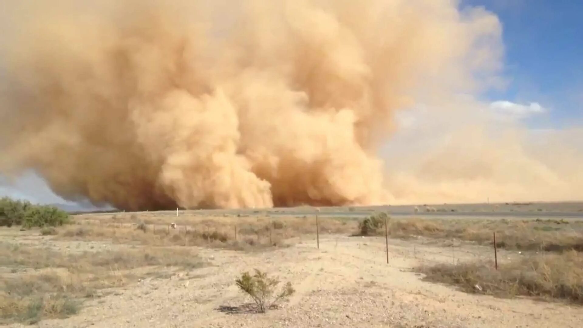 Пыльный город где то. Самум Песчаная буря. Самум в пустыне. Песчаная буря Саудовская Аравия. Пыльная Песчаная буря атмосферное явление.