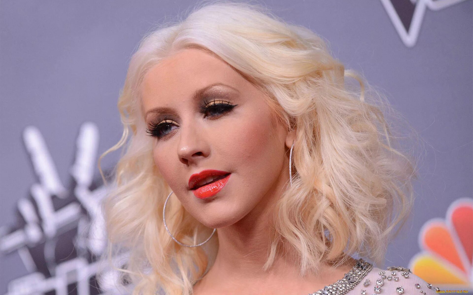 Christina Aguilera лицо 2022. Деад блонд певица. Dead blonde певица