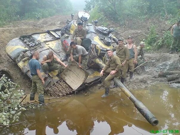 Танк утонул. Утопленные танки. Утопили танк. Танк утонул в грязи.