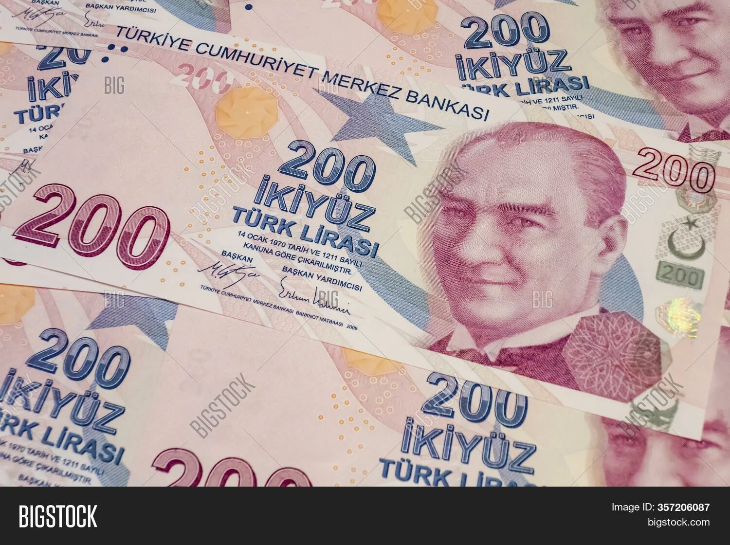 1700 лир. 200 Турецких лир. 1700 Лир в рублях на сегодня. 200 Лир бумажные человек на Бушке.