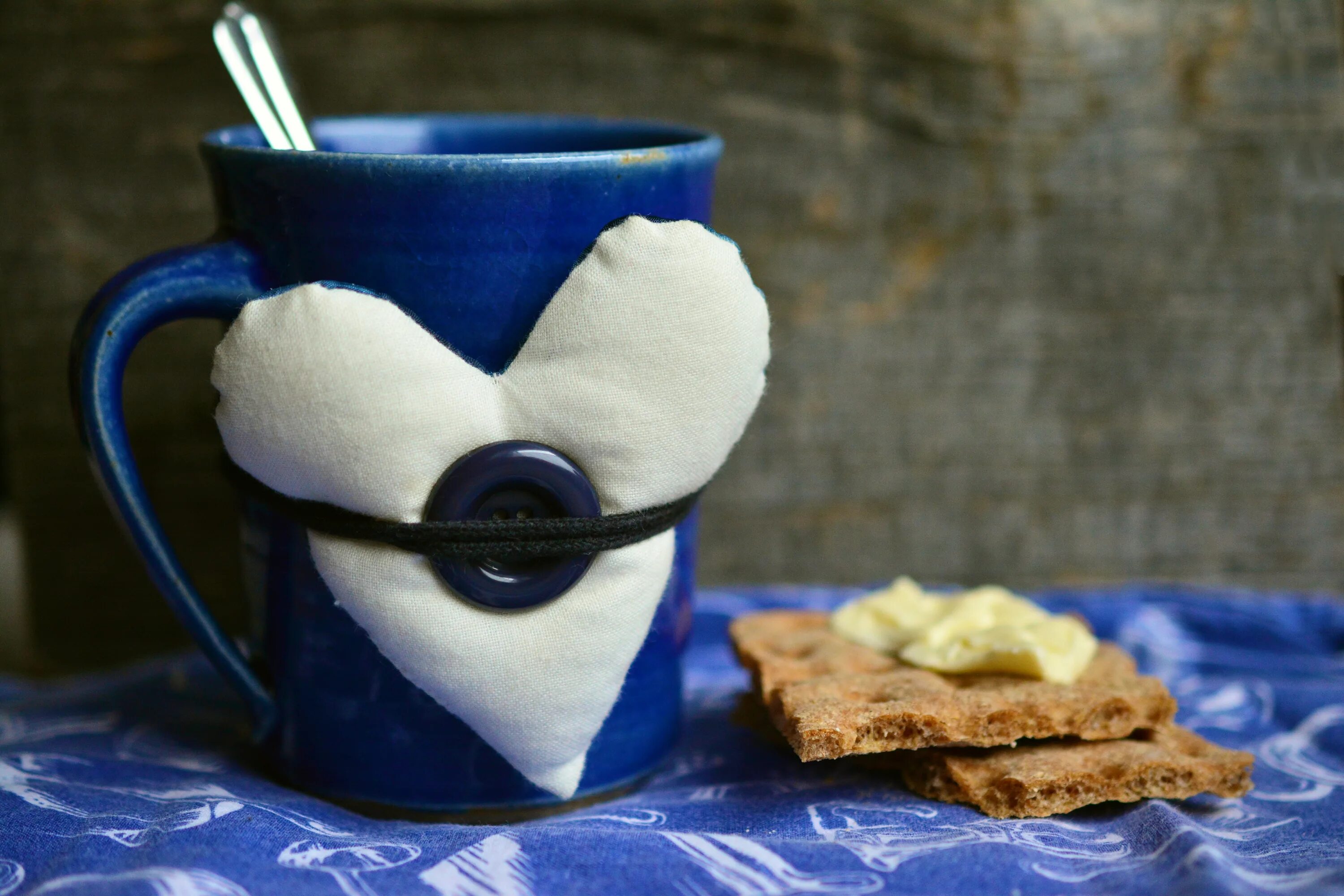 Cups libs. Синяя чашка кофе. Кофе сердце. Кофе в синей кружке. Чашка кофе с сердцем.