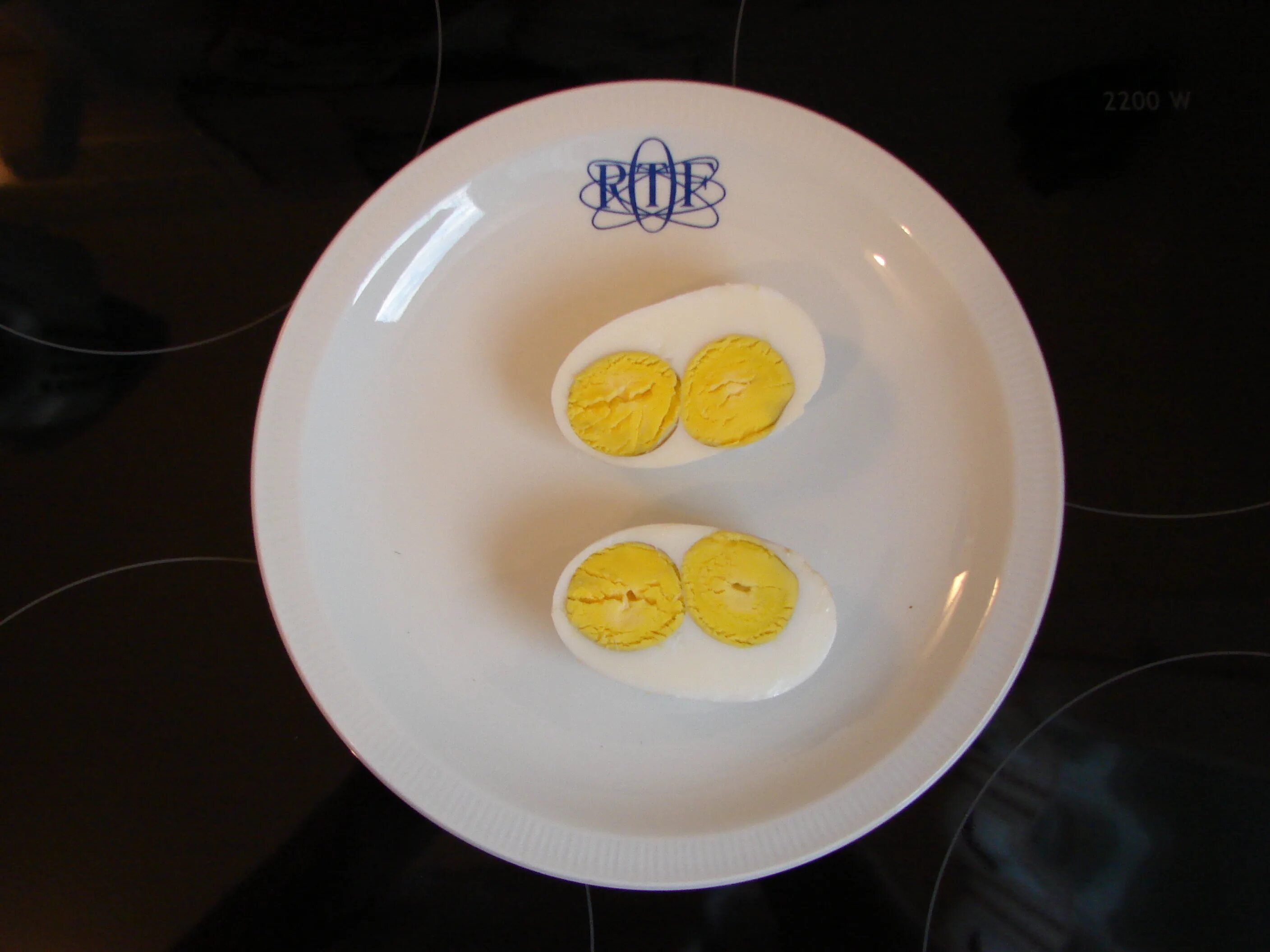 Два желтка примета. Двухжелтковое яйцо. Яйцо с двумя желтками. Двойной желток в яйце. Яйцо с двумя желтками примета.