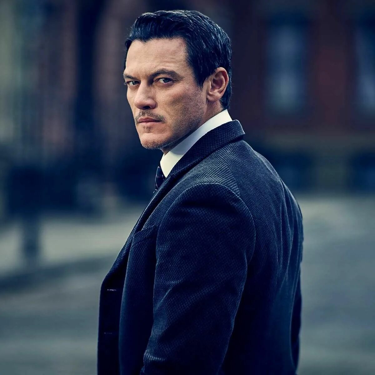 Luke evans. Люк Эванс Дракула. Люк Эванс 2014. Дракула актер люк Эванс. Люк Эванс Алиенист.