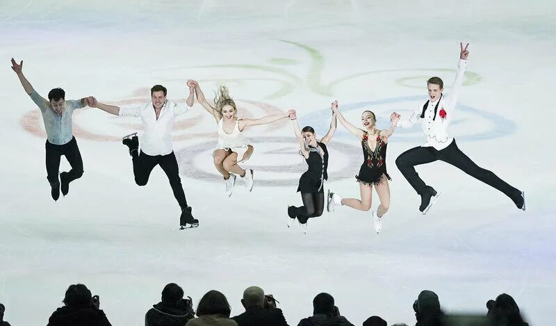 Фигуристы выступают. Синицына фигуристка парное катание. Камила валиева фигуристка. Фигуристы выступают. Косторная алена, фигуристка алена.