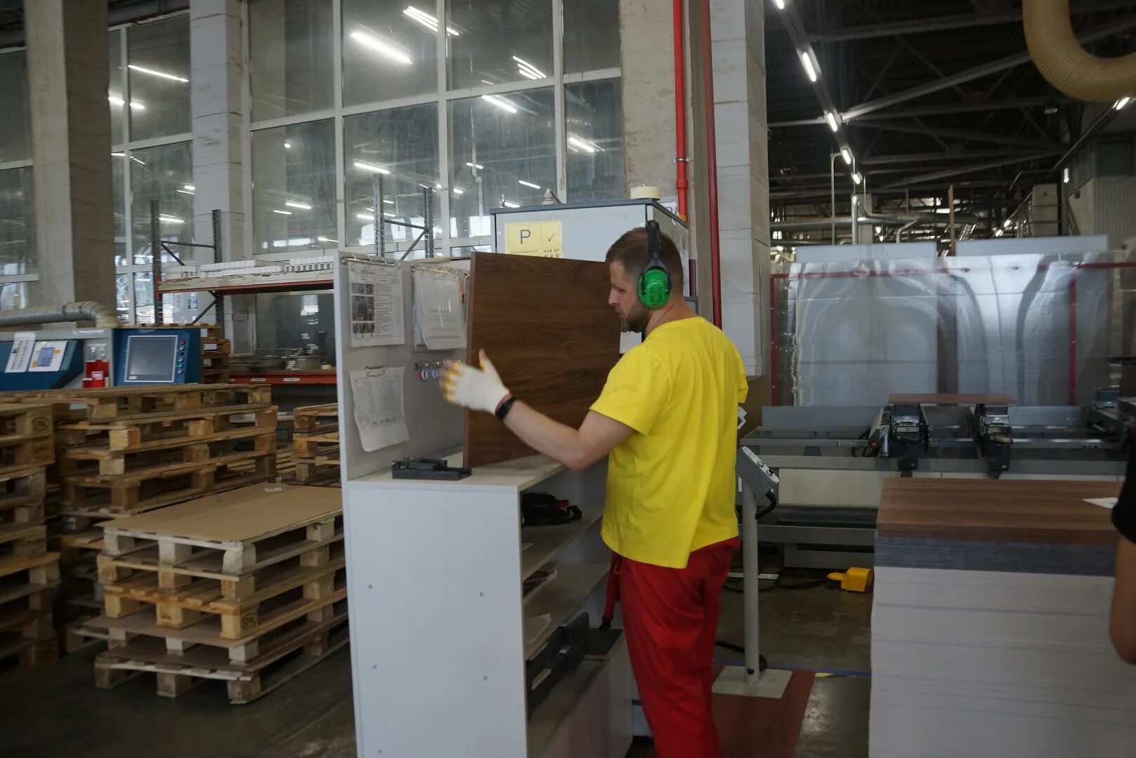 Компания по производству мебели. 50 лет заводу. Предприятие отмечает. Предприятия. Мебельная фабрика оричи.