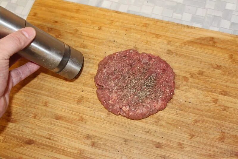 Как сделать фарш из лосятины. Фарш из мяса лося. что добавить в фарш для котлет для сочности и мягкости из лосятины. фарш лосятины фото. бифштекс из лосятины рецепт с фото.