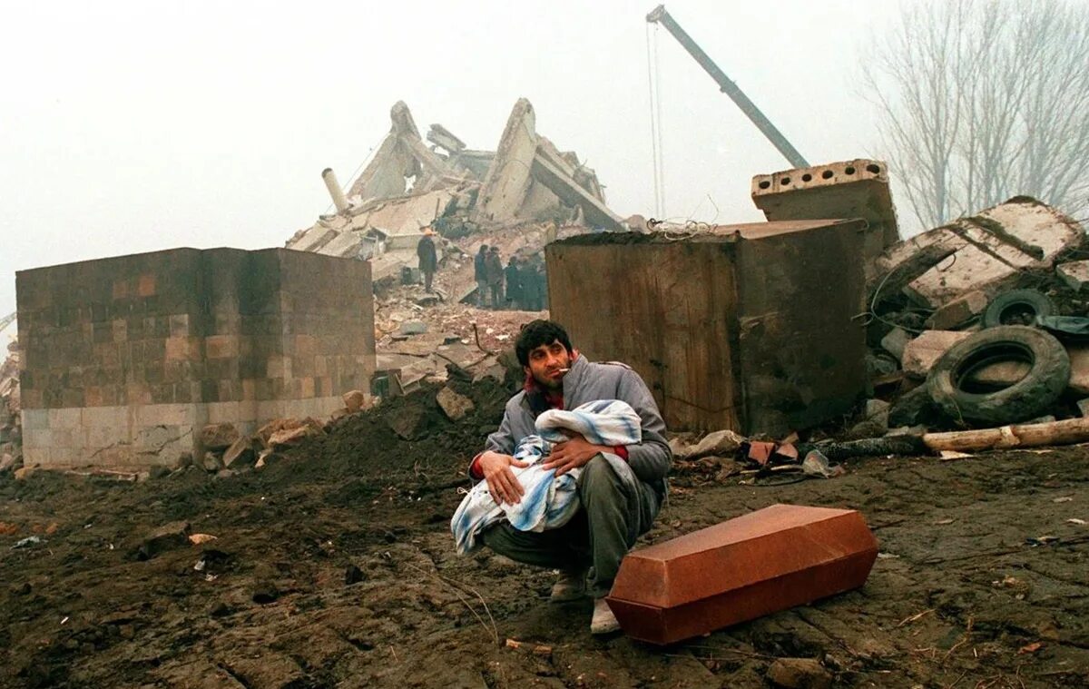 Гюмри землетрясение 1988. Землетрясение в Спитаке в Армении 1988. Землетрясение в Армении в 1988 город Ленинакан. Город Спитак Армения землетрясение.