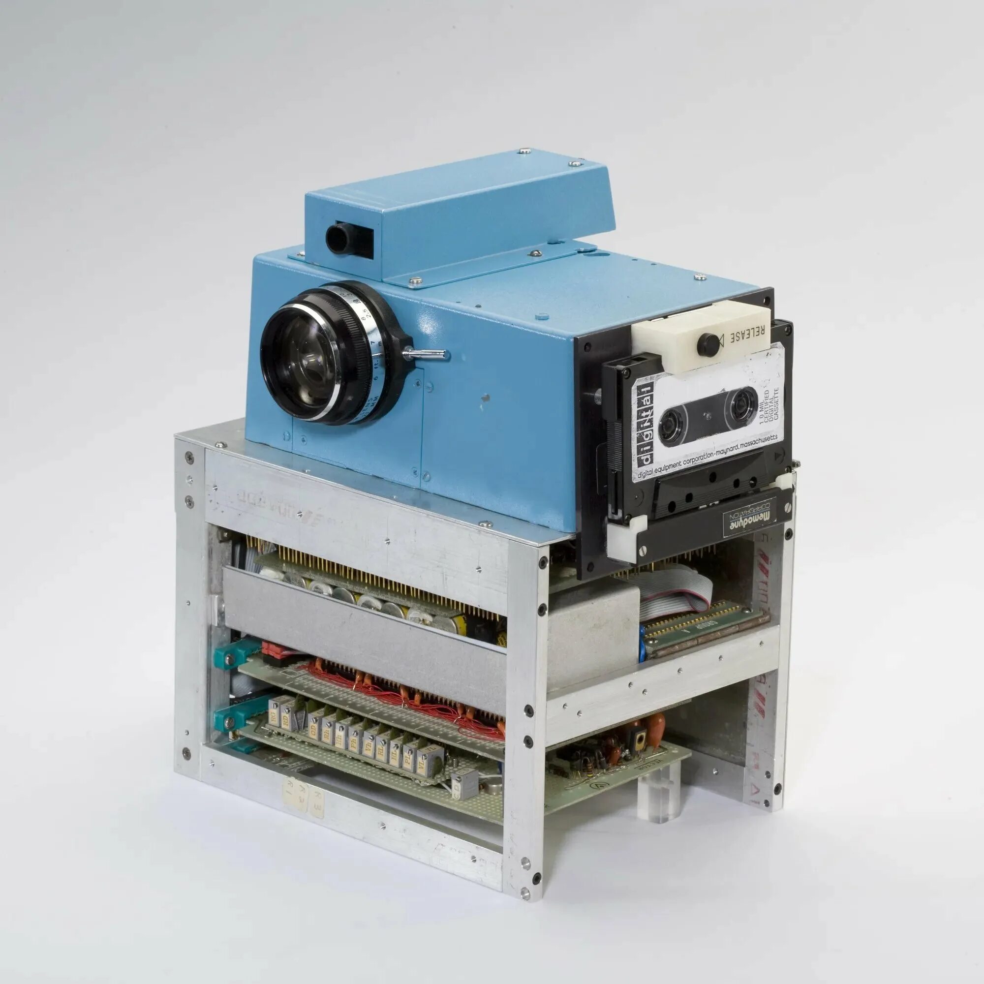 Первая цифровая компания. Первый цифровой фотоаппарат Кодак 1975. Первая цифровая камера Кодак 1975. Стив Сассон Кодак. Цифровую камеру в Kodak в 1975 году.
