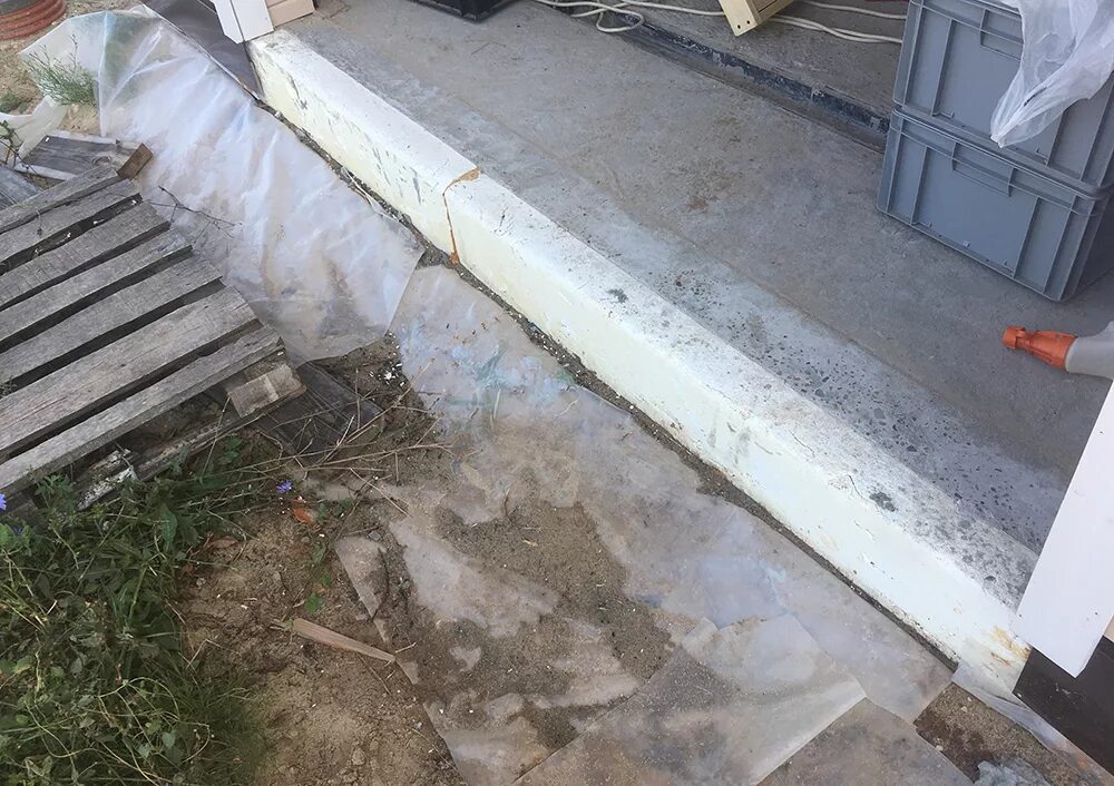 Порог для гаража. Резиновый порожек ритерна. Бетонный порожек в гараж. Порог под ворота резиновый дорхан. Порог в гараже.