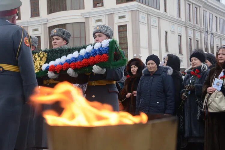 Семьям погибших военных. Забота о членах семей погибших военнослужащих. Встреча Мельникова с семьями погибших на войне.