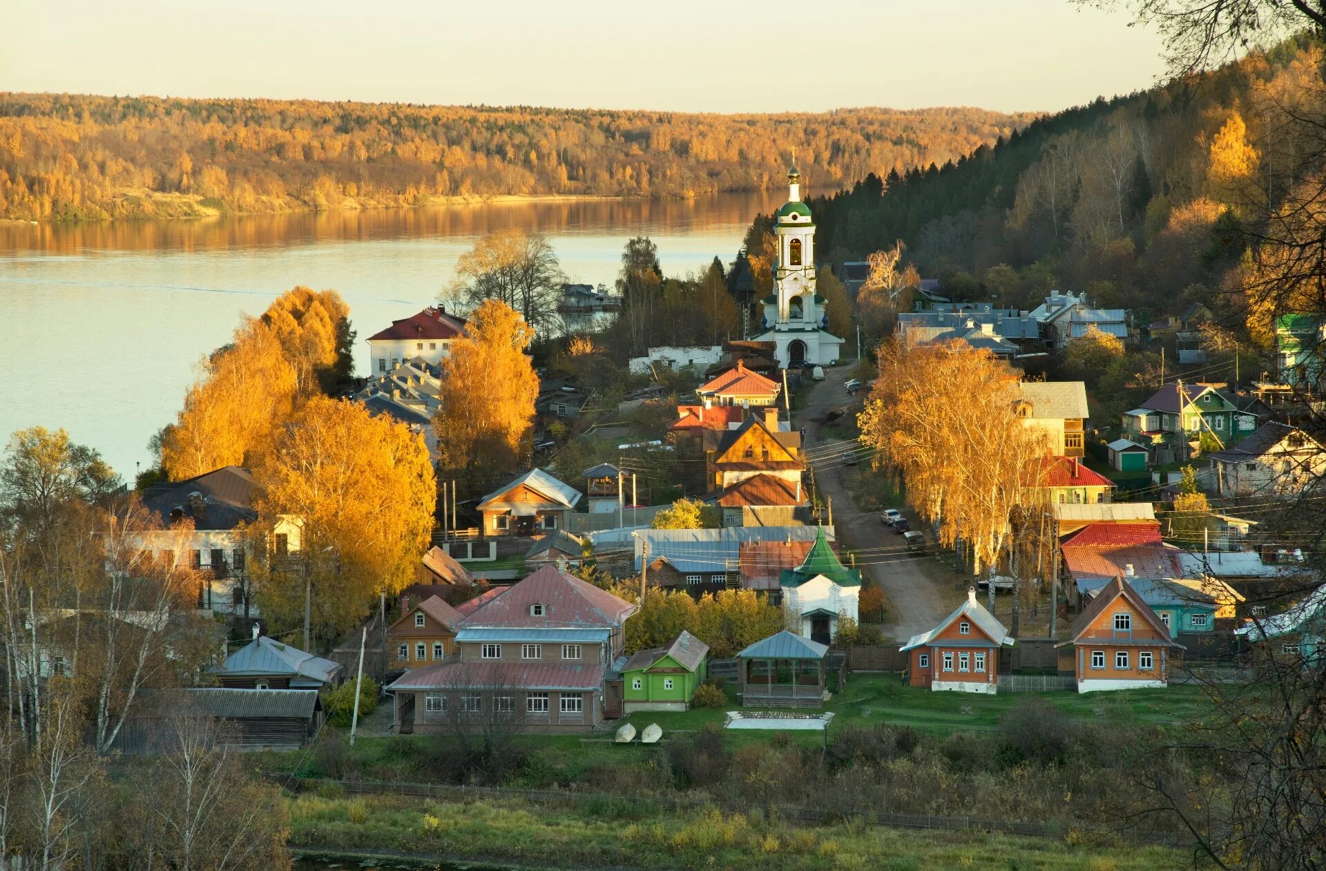 Плес на Волге. Левитановский культурный центр в Плёсе. Плёс на Волге город. Плес Лавра.