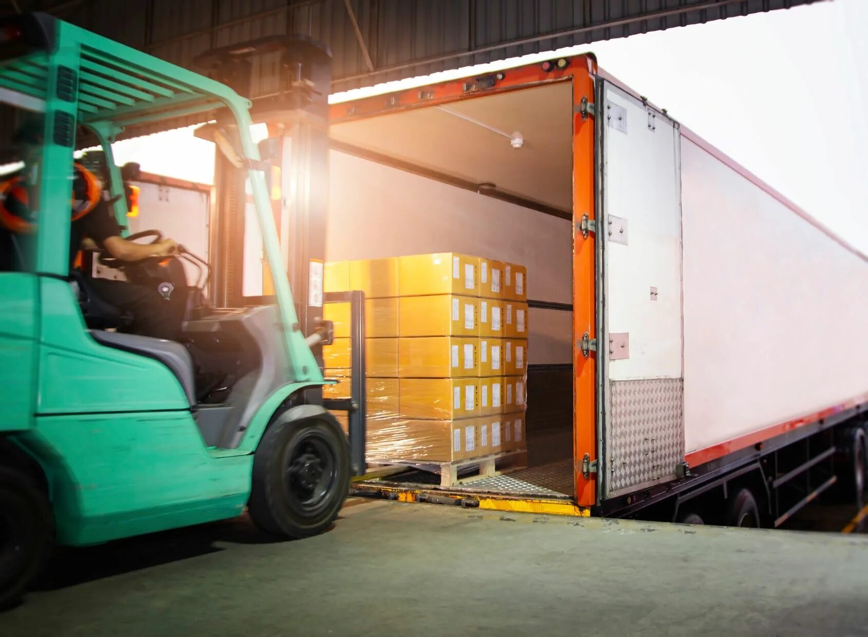 Load protected. Сборный груз фура. рефрижератор с термописцем. ltl (less truck load). box truck warehouse dock.