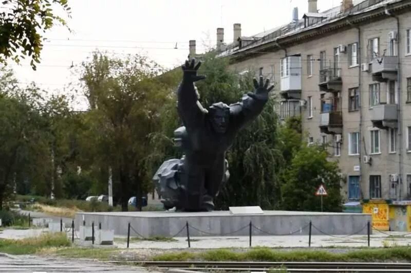 Памятники волгограда на карте. Памятник михаилу паникахе в волгограде. памятник паникахе памятники волгограда. памятник паникахе в сталинграде.