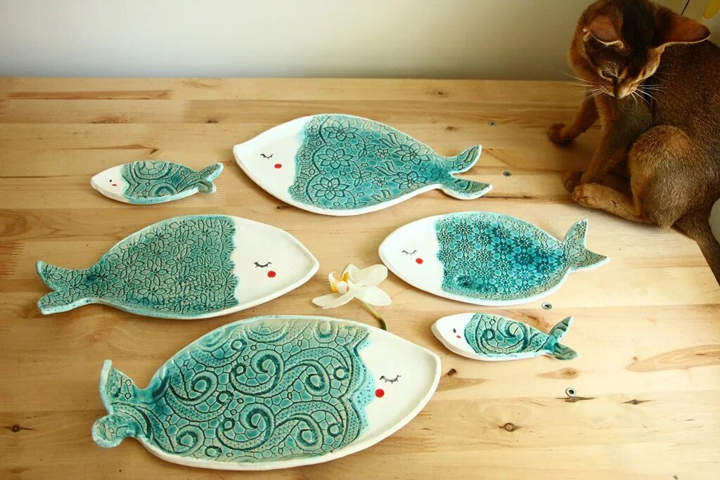 Тарелка рыбка. Тарелка в виде рыбы из глины. Тарелки рыбки из керамики. Тарелка рыба керамика. Тарелка с рыбками.