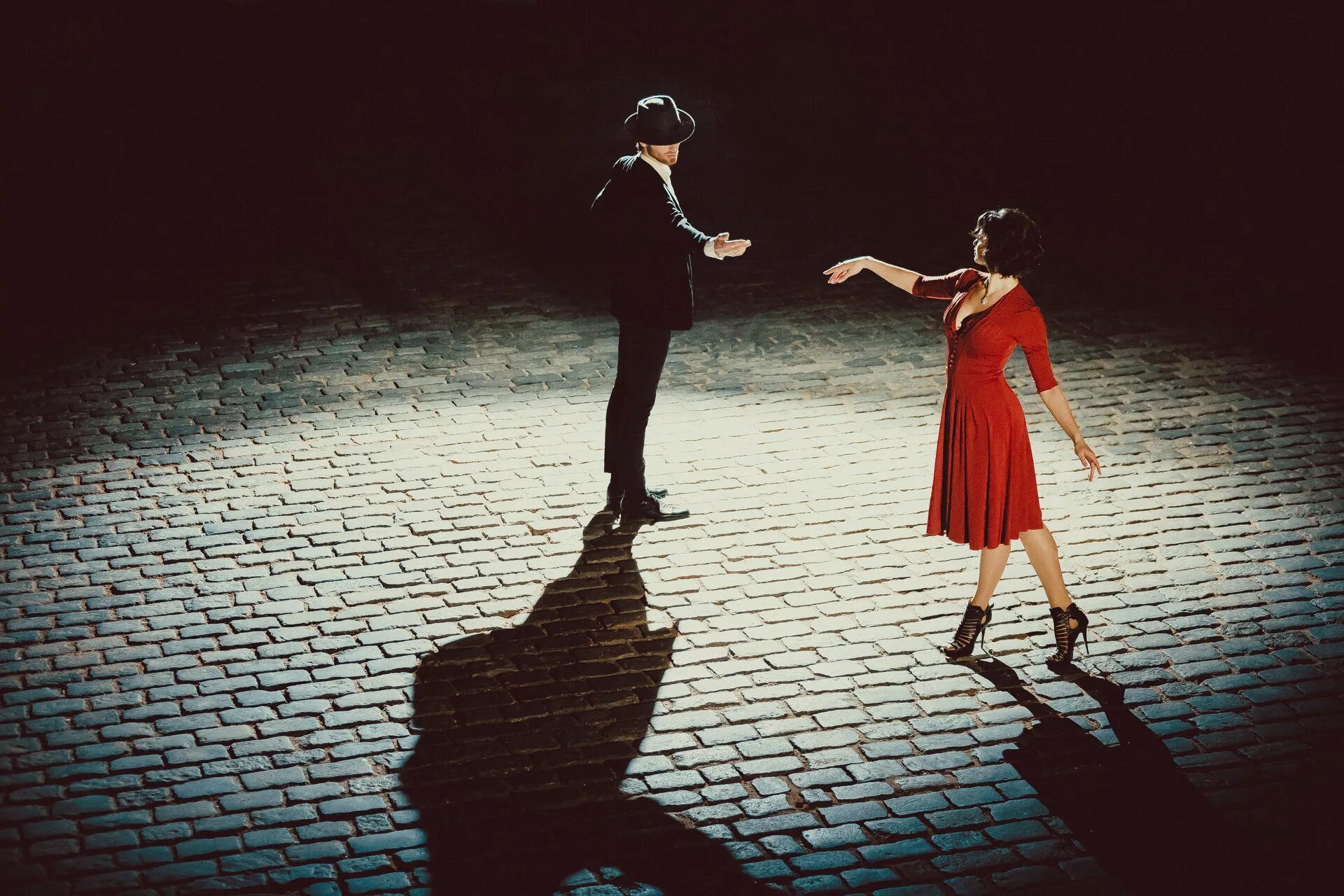 Пара танцует. Парень и девушка танцуют. Танго танец. Мужчина приглашает на танец.