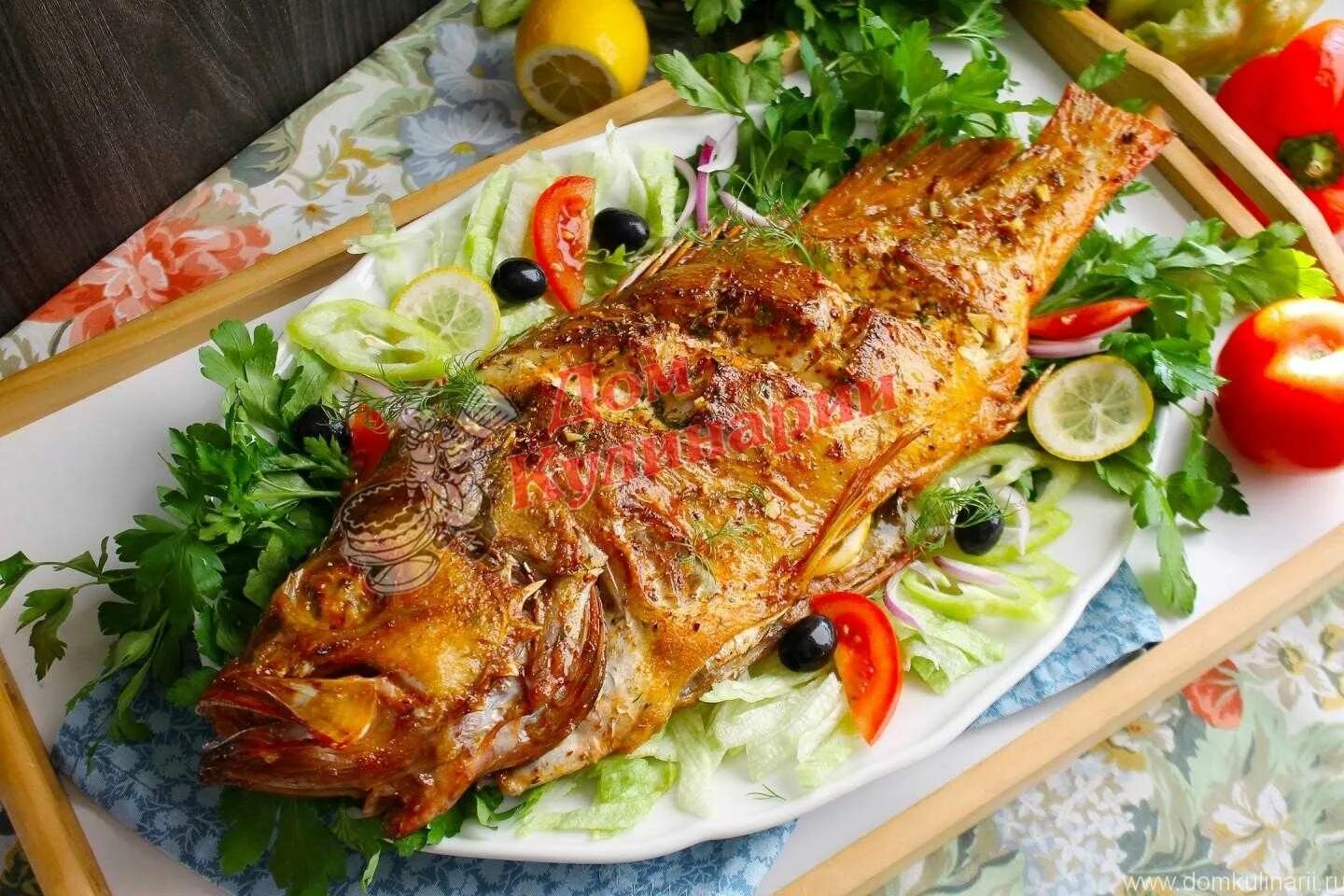 Рыба карп запеченный. Рыба в духовке. Кефаль черноморская запеченная. Как вкусно сварить рыбу. Королевская дорадо.