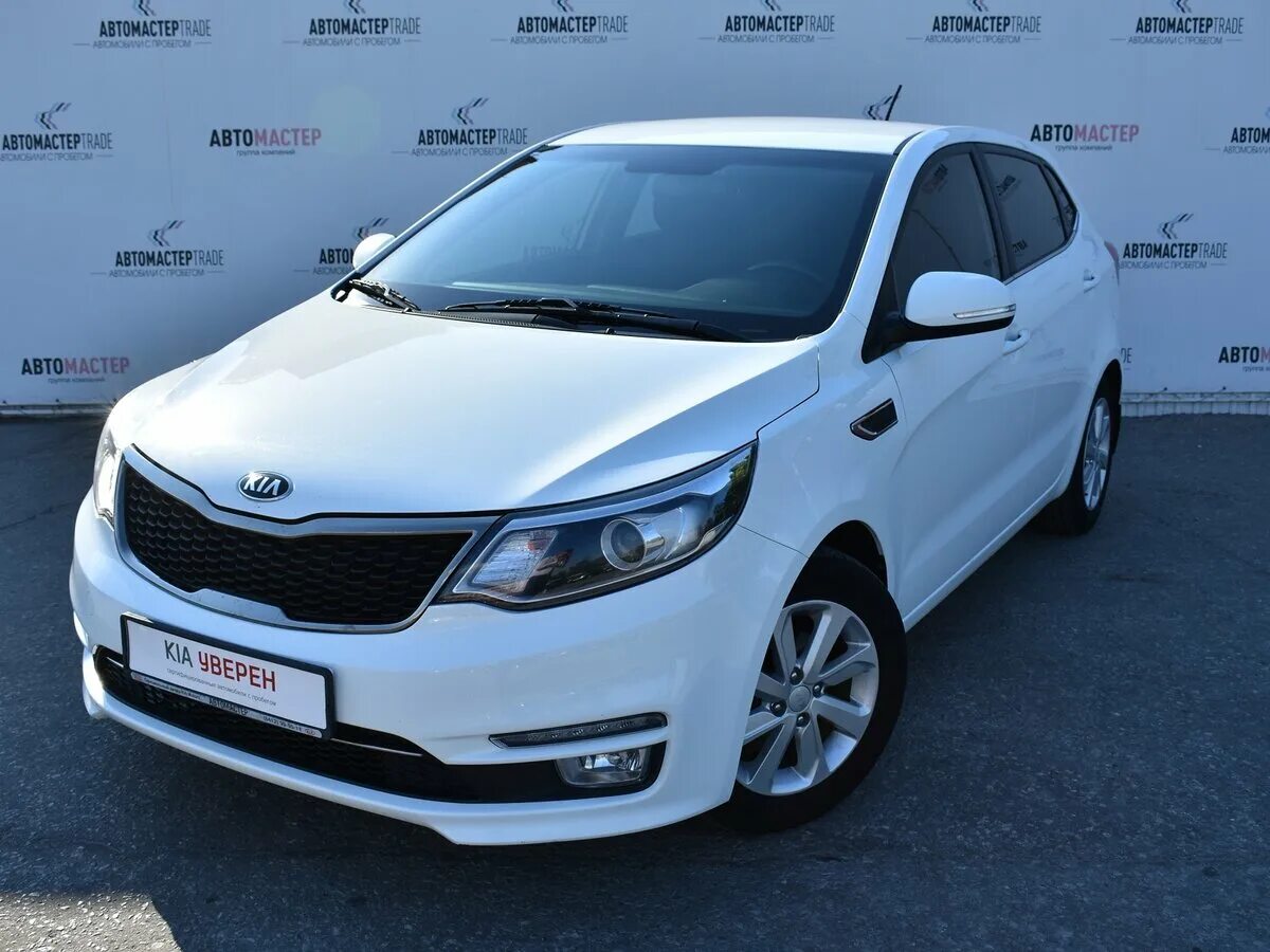 Kia Rio 2016 белая 1.6 at хэтчбек. Kia Rio III Рестайлинг, 2016. Kia Rio 2016 1.6 at серебристый хэтчбек. Кия Рио хэтчбек 2016. Машина киа б у