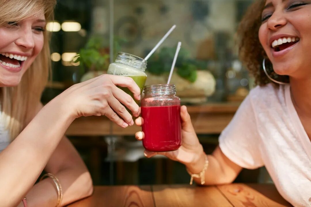 Коктейль из бариста. Barista и сок. Drink a Toast. Женщина готовит смузи. My sister drinks