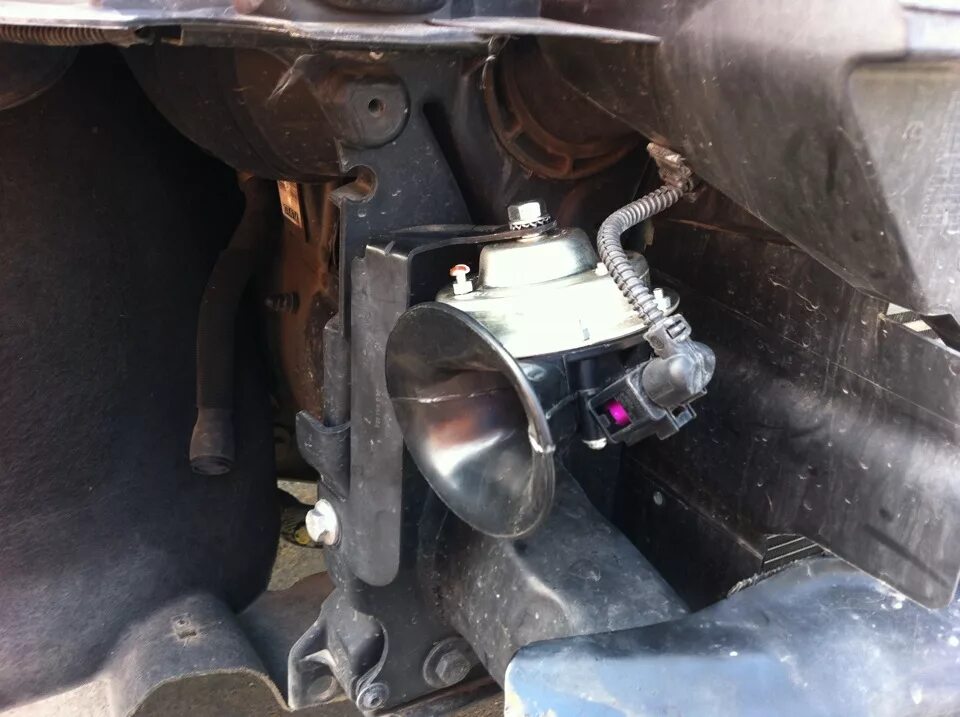 Звуковой сигнал на фольксваген т4. Сигнал на vw t4. Звуковой сигнал фольксваген транспортер т5. Кнопка звукового сигнала volkswagen polo 3. Vw transporter t6.