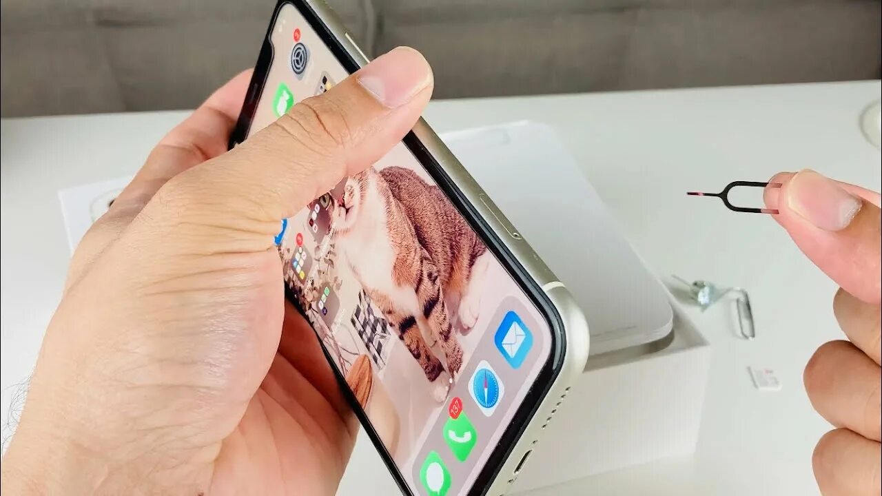 Как вставить симку в айфон 15 про. Iphone 11 симка. iphone 11 sim карта. куда вставлять симку в айфон 11. симка айфон 15.