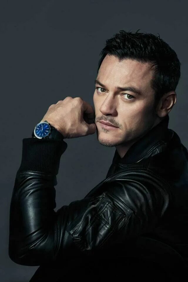 Luke evans. Люк Эванс. Актер люк Эванс. Люк Эванс фото. Люк Эванс красавчик.