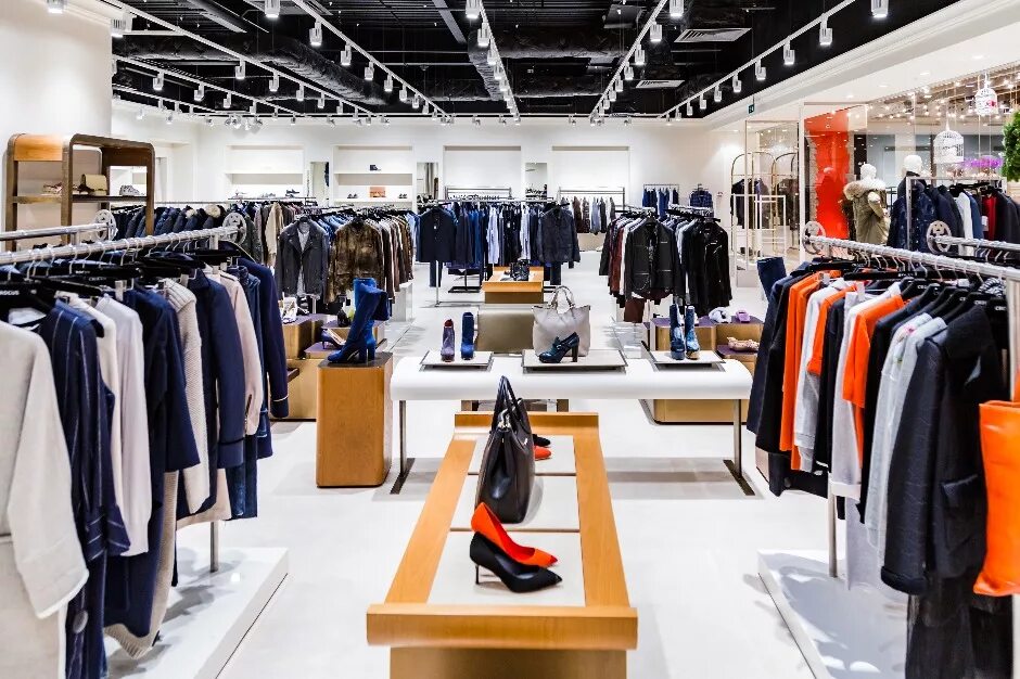 розница магазины одежды москва. магазин стоковой одежды. магазин молодежной одежды. одежда. торговое оборудование для одежды.