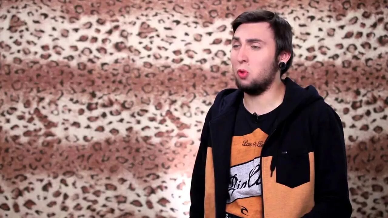 Макс +100500 пердпо. 100 500 раз. Плюс сто пятьсот ведущий. 100 500 раз. 100 500 раз.