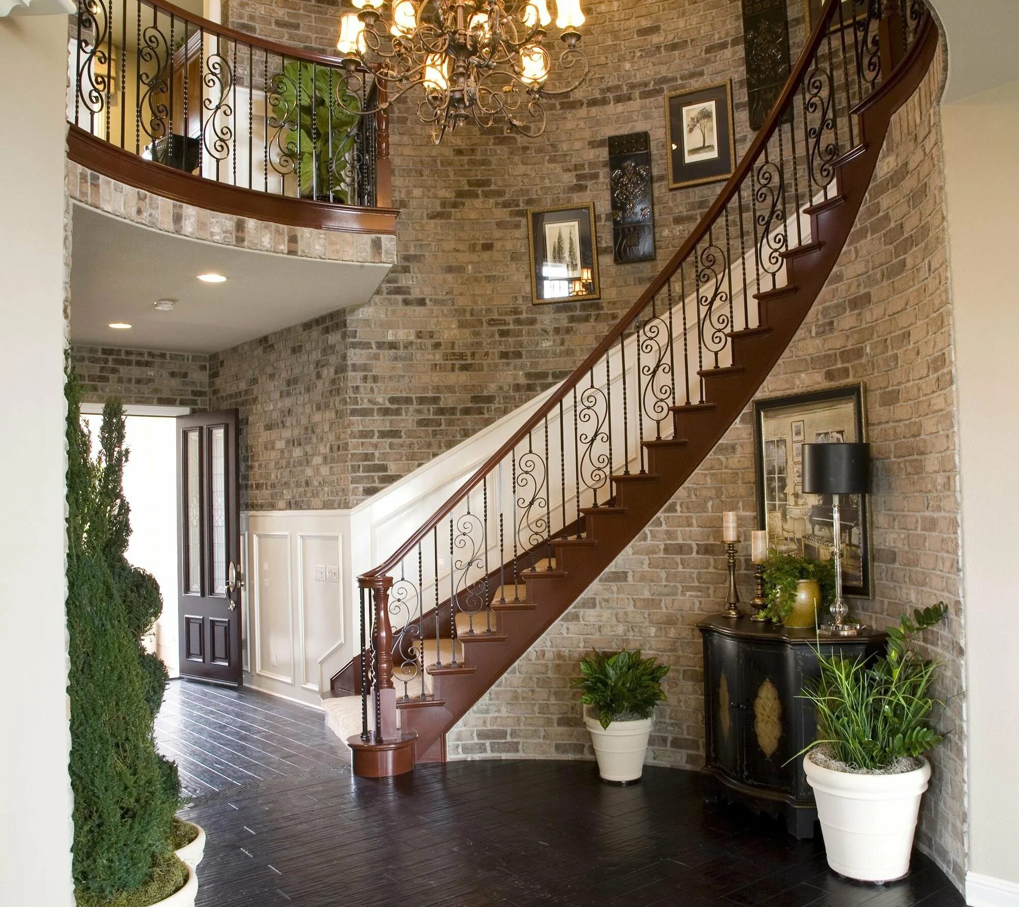 Красивый второй этаж. Лестница в доме. Лестница в интерьере. Лестница в коттедже. Интерьер лестницы в частном доме.