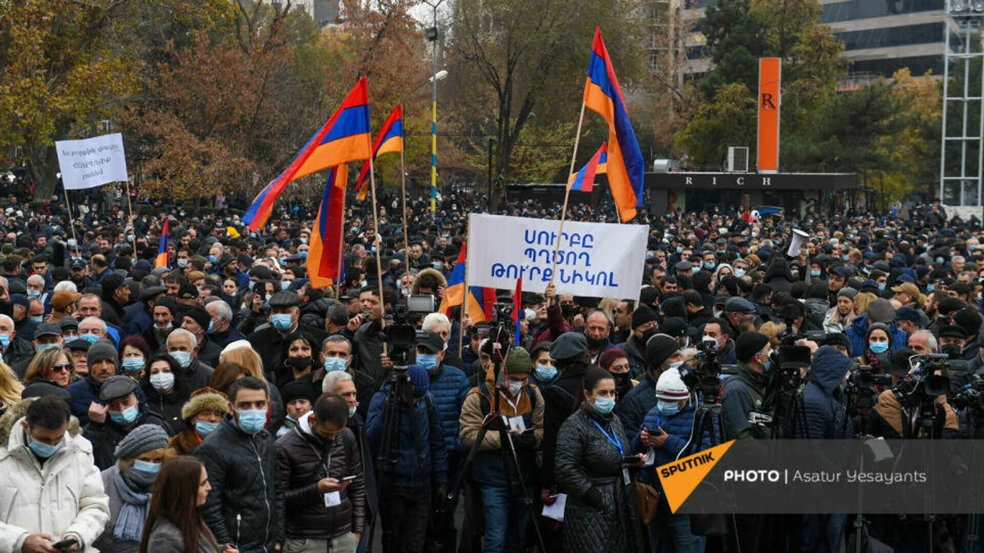 Пашинян против россии. Митинг Армении против Пашиняна. Никол Пашинян на митинге. Митинг в Армении 2020.