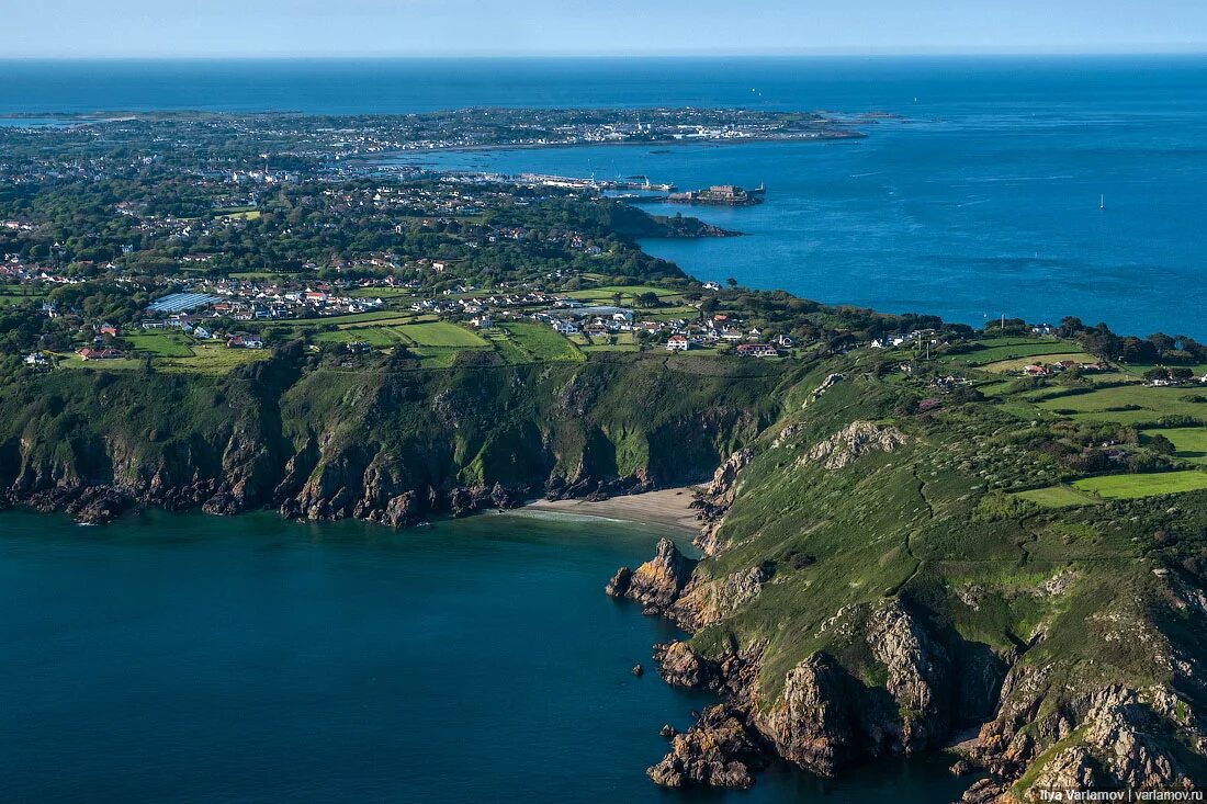 Which part of island of great. Остров джерси нормандские острова. Остров джерси ла Манш. Джерси остров в проливе ла-Манш. Джерси столица сент-Хельер Великобритания.