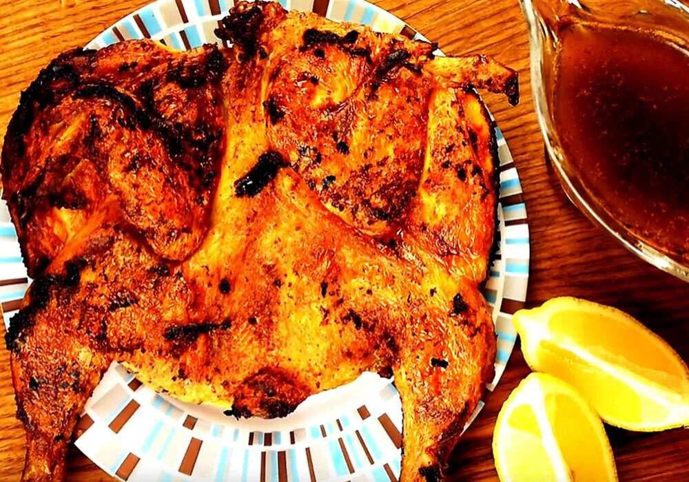 Курица гриль. Маринад для цыпленка табака на сковороде. Рецепт цыпленка табака на сковороде под прессом. Цыпленок табака под прессом. Курица под прессом на сковороде.