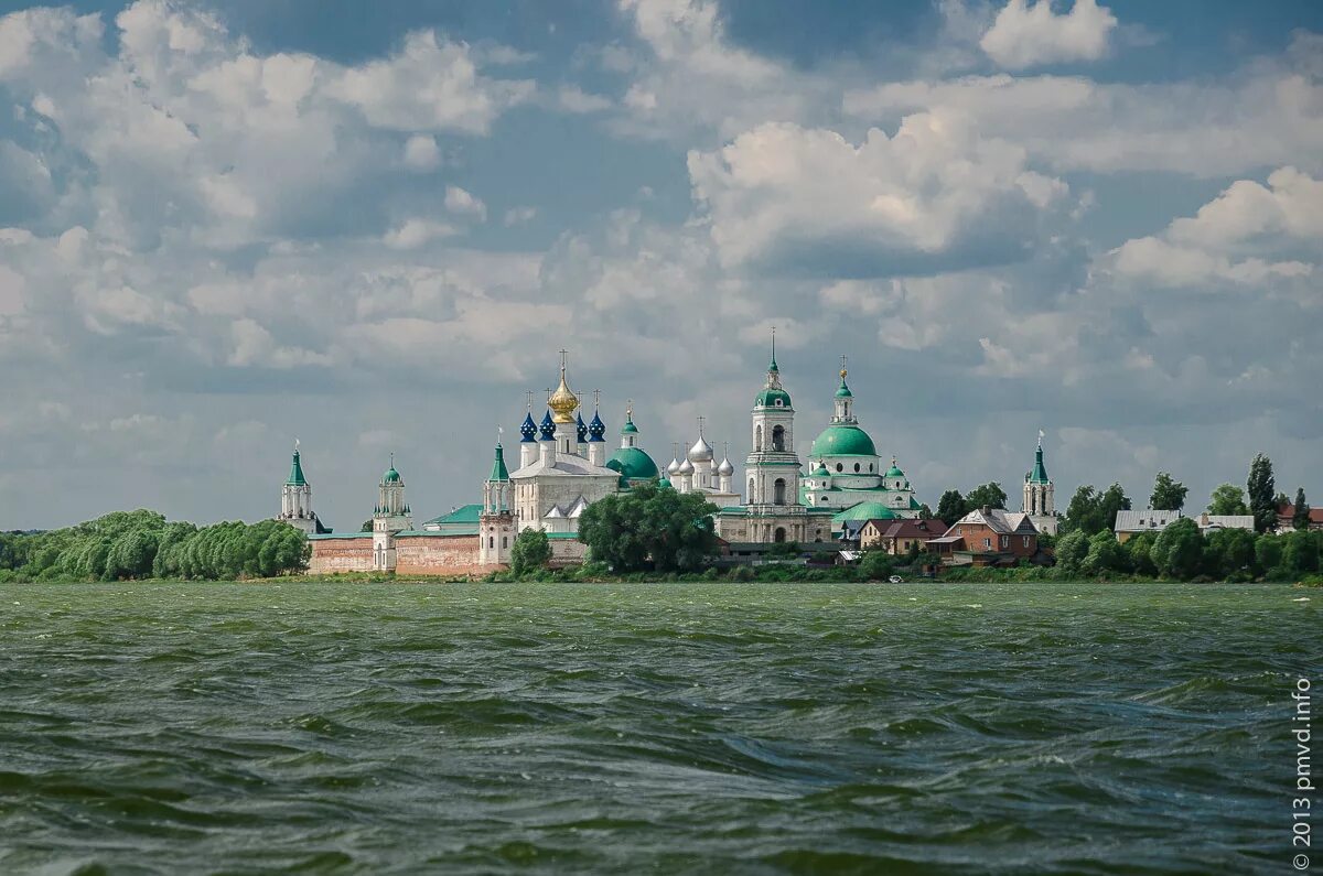 на берегу озера неро. на берегу озера неро. озеро неро ростова великого. на берегу озера неро. ростов великий набережная озера неро.