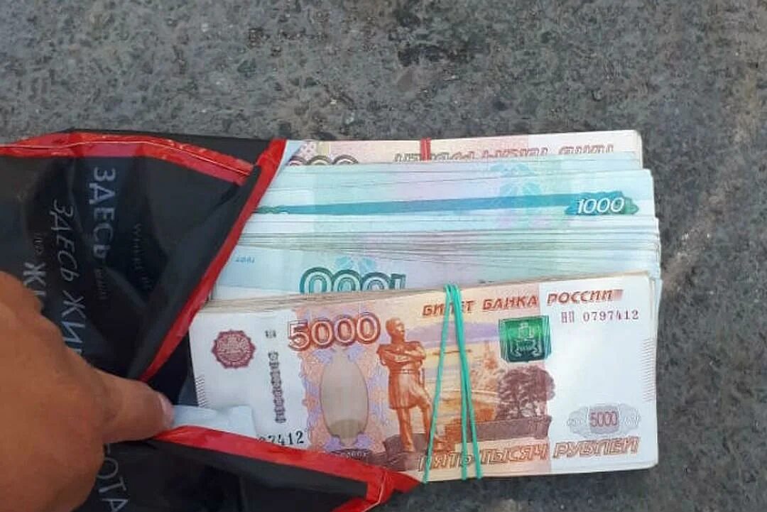 Положен 1 миллион рублей. Миллион рублей. Деньги 1000000 рублей. 1 Млн рублей по тысячи. 5 Миллионов рублей.