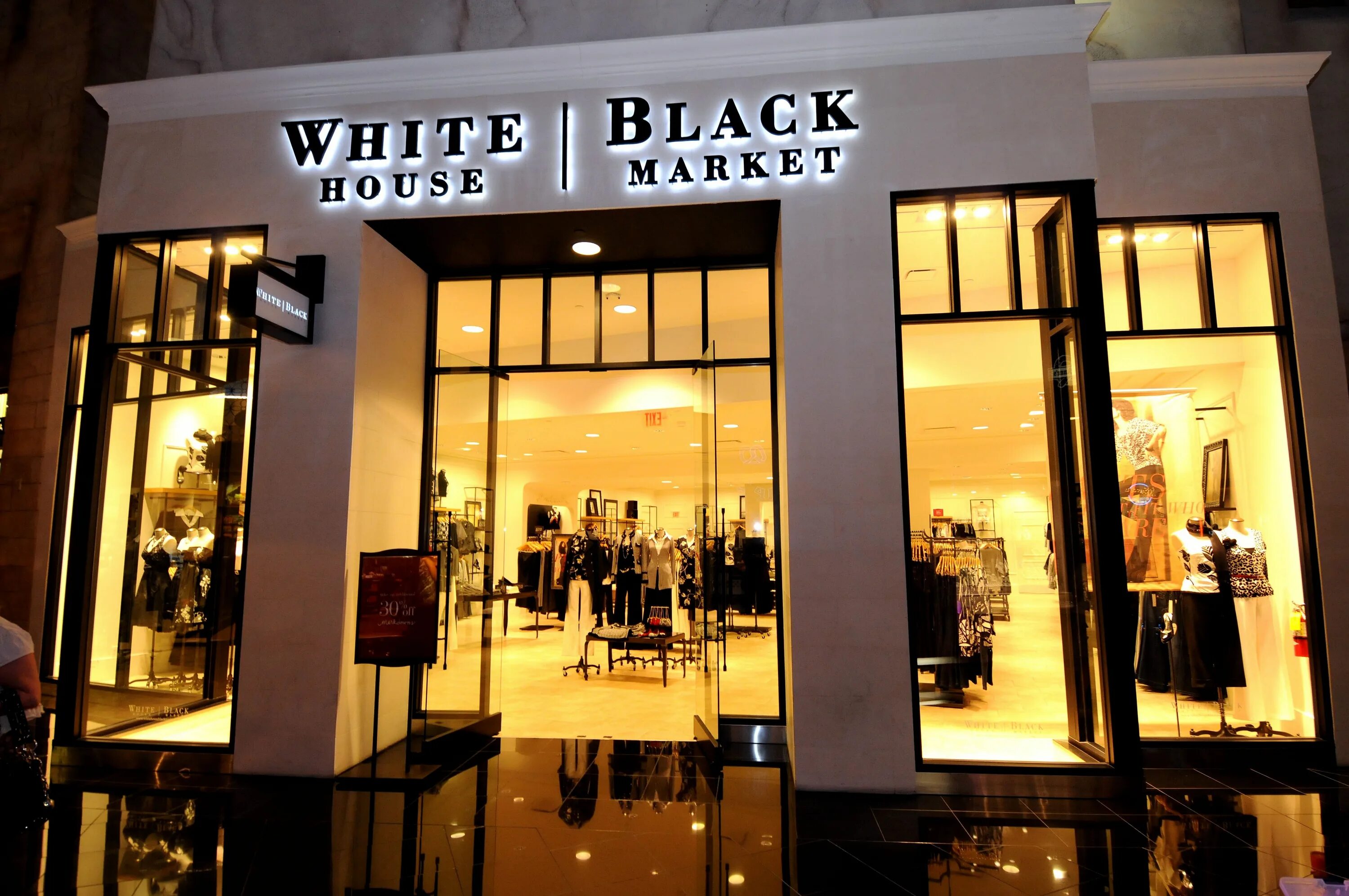 Off white store. Monochrome магазин. Магазин wite. Магазин off white в милане. Off white store.
