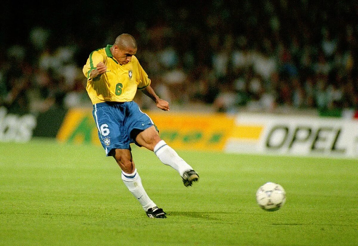 Самый точный удар в футболе считается. Роберто Карлос. Бразилия 1997 Роберто Карлос. Роберто Карлос 2022. Роберто Карлос пенальти.