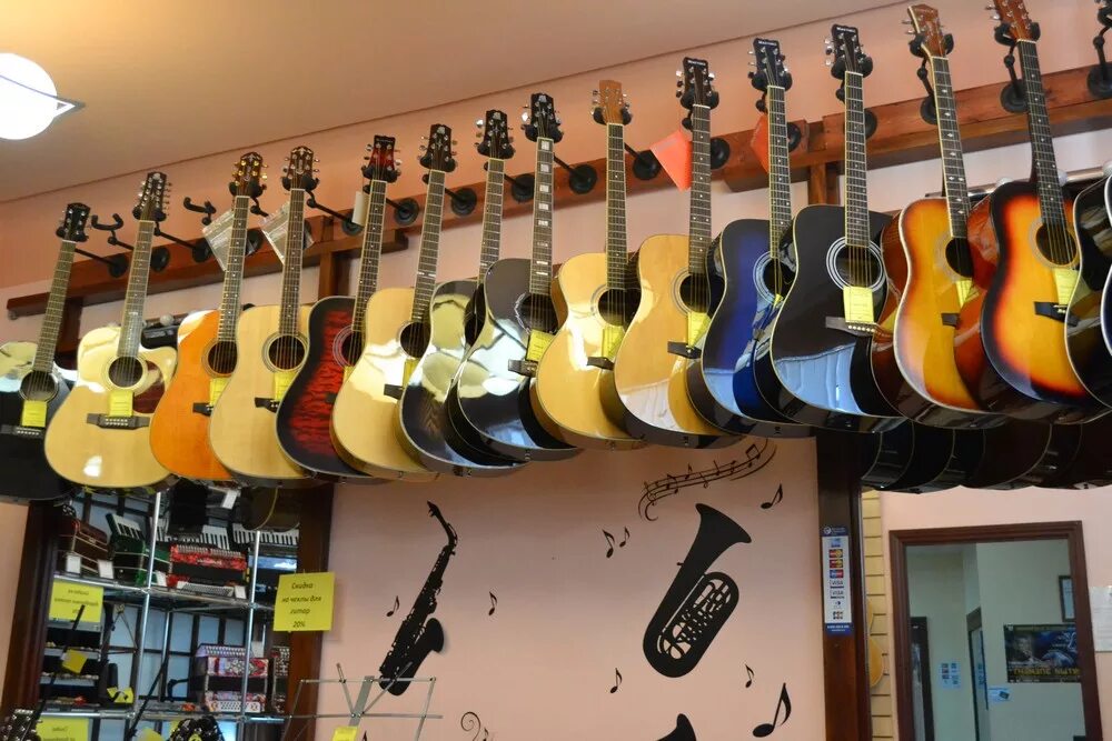 музыкальный магазин. магазин музыкальных инструментов. магазин музыкальных инструментов. магазин лира тула. музыкальные товары.