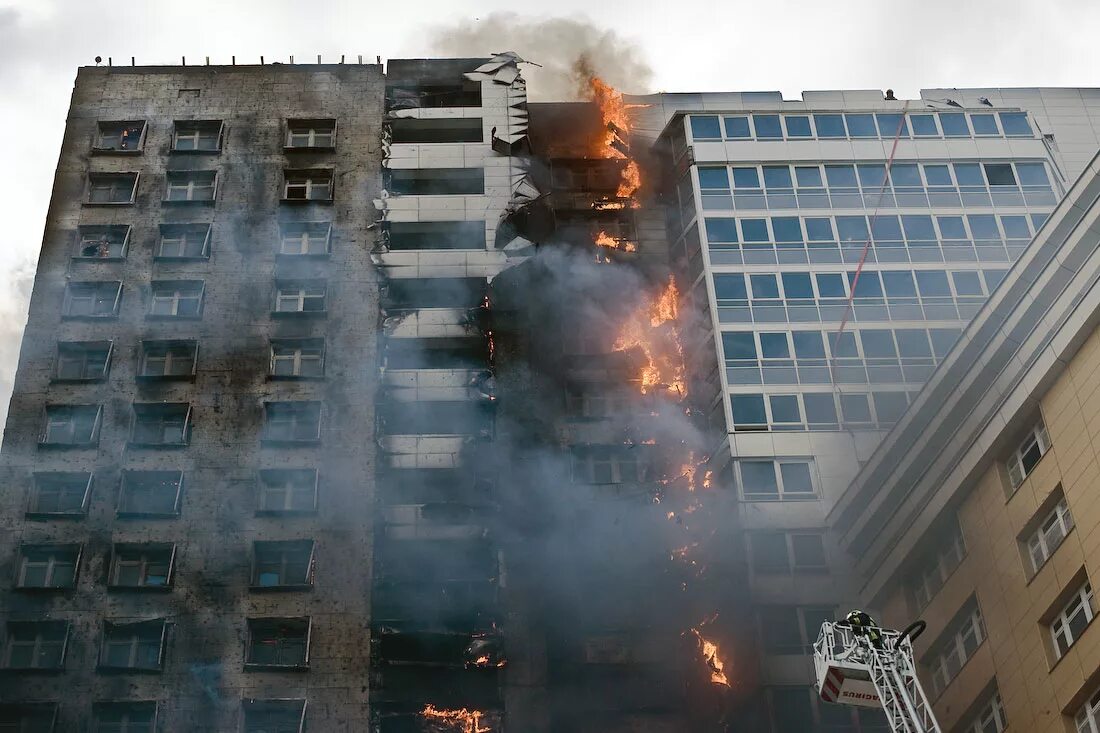 Горящие здания. Пожар в здании. Горящий много итажныц дом. Горящий многоэтажный дом. Горит новый дом