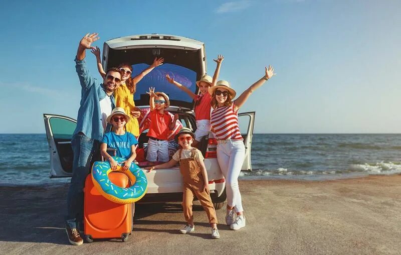 Машина с багажом. M travel family. Путешествие с детьми. Дети путешествуют. Путешествие с родителями.