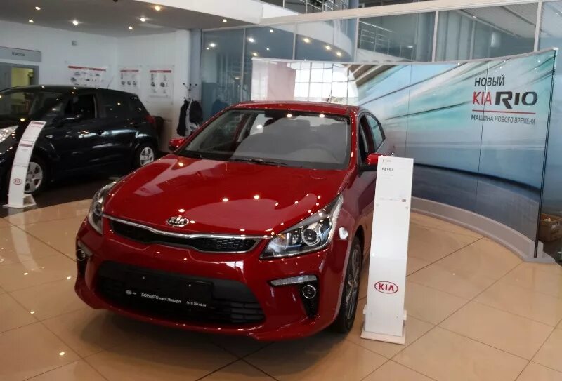 Купить рио в кредит. Киа Рио в автосалоне. Kia Rio 2011 дилерский центр. БОРАВТО Киа Воронеж.