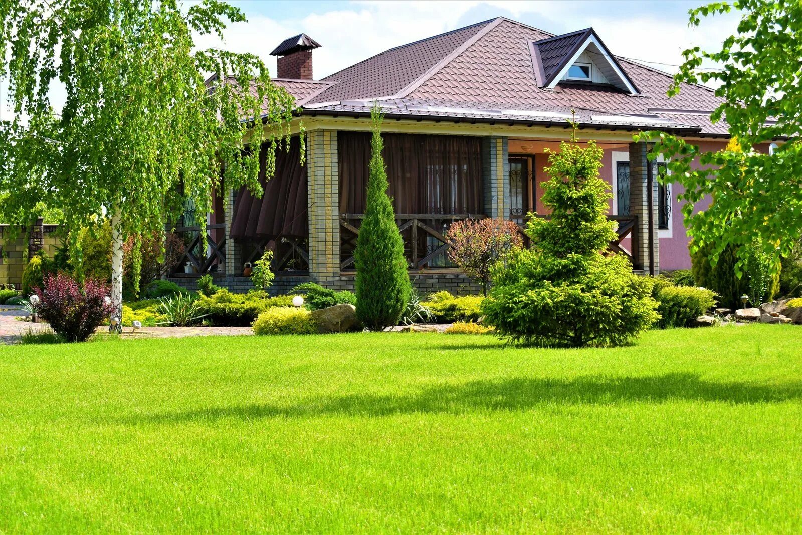 качели садовые "люкс-2" с588. домик с газоном. лорн хэнкок ландшафтный дизайнер. трава на даче. английский газон.