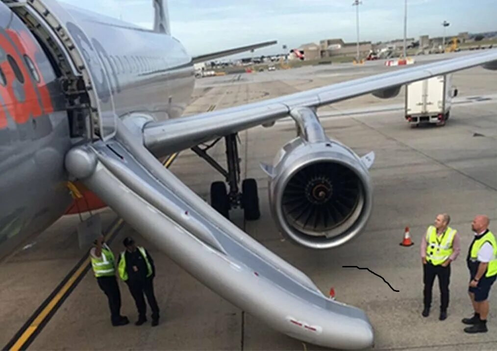 Трап самолета. После посадки самолета прежде чем подать трап. Система газонаполнения для спасательных надувных. Посадка самолета. Лестница самолета.