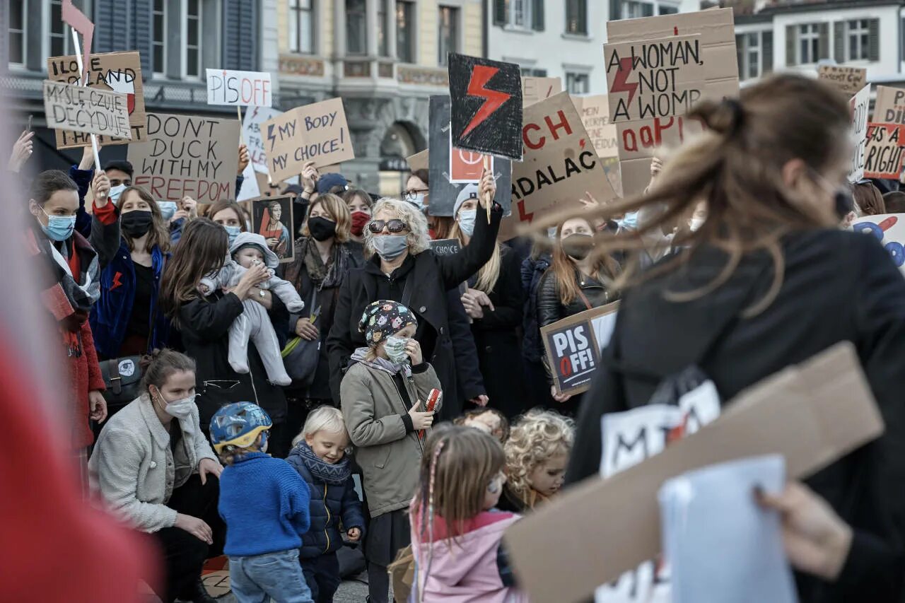 Протесты в Польше 2020. Митинги в Польше 2020. Запрет на аборт в Польше протест. Женские протесты в Польше. Митинги в польше