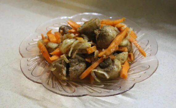 Шампиньоны по корейски. Морковь по корейски с опятами. Шампиньоны маринованные по быстрому с морковью. Маринованные грибы с луком и морковью. Маринованные грибы с морковью.